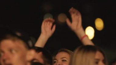 Kazan, Tataristan/Rusya - 27 Ekim 2017: Kamera iyi müzik şarkı ile performans ve Ekim 27 kazan el sallayarak zevk eğlenceli konser izleyici gösterir