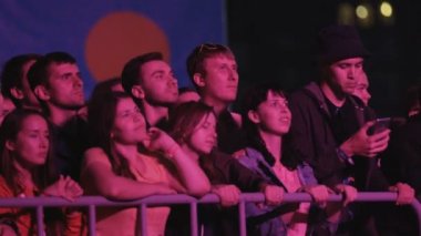 Kazan, Tataristan/Rusya - 07 Kasım 2017: Neşeli insanlar izle kalabalık ve en sevdiğiniz rock band gösteriyi yıllık Festivali nasıl gece üzerinde 07 Kasım kazan