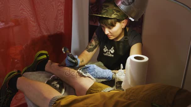 Kazan Tatarstan Russie Novembre 2017 Tatoueuse Concentrée Vue Face Supérieure — Video