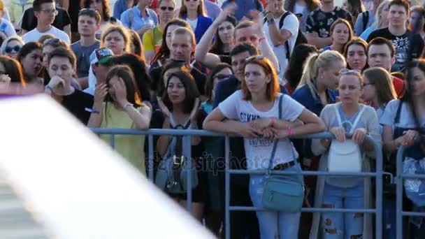 カザン タタールスタン共和国 ロシア連邦 2017 フェンスの背後にある観客を称賛し カザンの 日に特別なイベントでのステージで有名なスター外観を待ちます — ストック動画