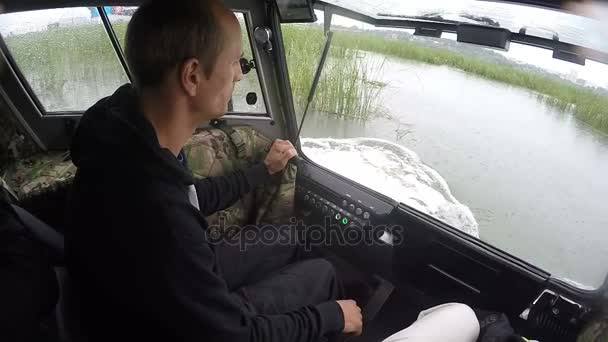 カザン タタールスタン共和国 ロシア連邦 2017 スローモーションの側の人間観が緑の葦で覆われた大きな湖に沿って強力なホバークラフトをドライブします — ストック動画