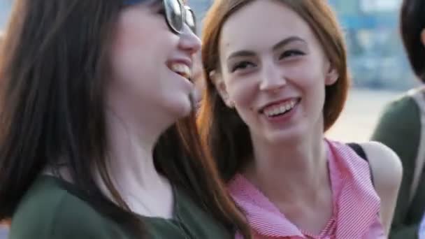 Kazan Tatarstan Rosja Listopada 2017 Zbliżenie Szczęśliwy Roześmiany Dziewczyny Mają — Wideo stockowe