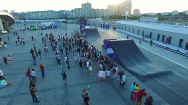 Kazan, Tataristan/Rusya - 08 Kasım 2017: Uçak sürme ve rampa üzerinde 08 Kasım kazan şaşırtıcı doğa sporları Show'da üzerinde atlama kask içinde yetenekli motorcu gösterir