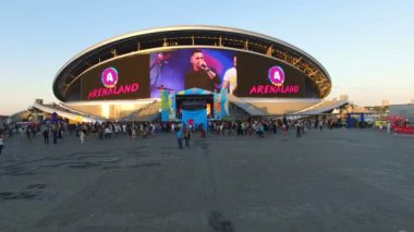 Kazan, Tataristan/Rusya - 08 Kasım 2017: Kamera yukarı taşır ve üzerinde 08 Kasım kazan Stadyumu cephe aktaran konser sahnesinden büyük modern dijital ekran gösterir
