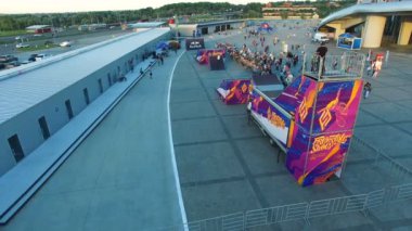 Kazan, Tataristan/Rusya - 08 Kasım 2017: Maceracı çocuklar Bisiklet dağlı Meydanı'nda Kasım 08 kazan sürme aşırı stunts yapıyor seyreden yukarıda uçak uçar