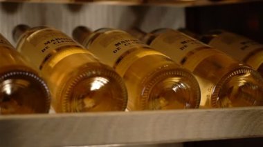 Kazan, Tataristan, Rusya - 25 Ekim 2017: Makro şeffaf şarap şişeleri en uygun yaş ve ideal tat özellikleri için olgunlaşma rafları yalan