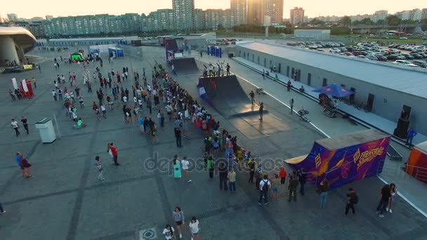 Kazan Tatarstan Russia November 2017 Flycam Roterer Folkemengden Unge Fyrer – stockvideo