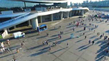 Kazan, Tataristan/Rusya - 08 Kasım 2017: 08 Kasım kazan güneşli gün geçmiş cityscape karşı büyük eğlence alışveriş meydanında yürürken vatandaşlar yukarıda Flycam taşır