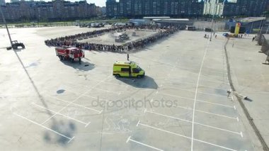 Kazan, Tataristan/Rusya - 08 Kasım 2017: sinekler aşırı otomatik kare üzerinde seyirci göstermek ve kurtarma ekibi görev cityscape karşı üzerinde 08 Kasım kazan robot