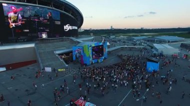 Kazan, Tataristan/Rusya - 08 Kasım 2017: Havadan görünümü müzik hayranları Stadyumu duvar üstünde perde ve günbatımı üzerinde 08 Kasım kazan karşı festival aşamada konseri izle