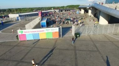 Kazan, Tataristan/Rusya - 08 Kasım 2017: uçuş rampa atlama ve güneşli üzerinde 08 Kasım kazan insanlar yürüyen yüksek aşırı ile modern büyük Meydanı robot