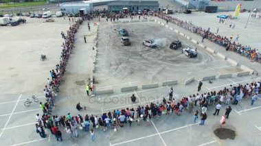 Kazan, Tataristan/Rusya - 08 Kasım 2017: Havadan görünümü eski arabalar sürücü ve smash özel yarış site aşırı Otomobil Fuarı ve insanlar hakkında etrafında Kasım 08 kazan üzerinde durmak