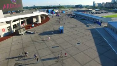 Kazan, Tataristan/Rusya - 08 Kasım 2017: Flycam perde ile duvara karşı açık mavi gökyüzü festival sahne alanı üzerinde 08 Kasım kazan bina modern stadyum çevresinde hareket eder