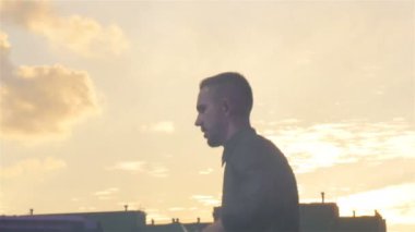 Kazan, Tataristan/Rusya - 07 Kasım 2017: Arka görünümü profesyonel konser adam insanlar kalabalık için akşam gökyüzü karşı festival aşamasından üzerinde 07 Kasım kazan konuşuyor