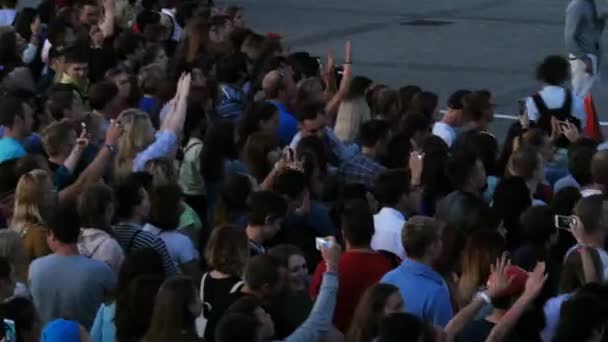 Bovenste deelvenster muziek Fan menigte dansen in de vroege avond — Stockvideo