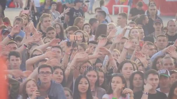 Młodzieży pochwala fale ręce do wydajności gwiazdy na koncercie — Wideo stockowe