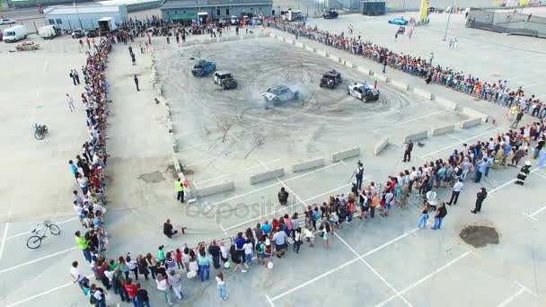 Letecký pohled na lidi dívat na pořad prováděné aut na náměstí — Stock video