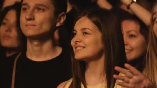 俄罗斯 2017年11月03日 特写年轻人在11月03日在喀山的晚上音乐会上愉快地收听流行乐队歌曲 — 图库视频影像