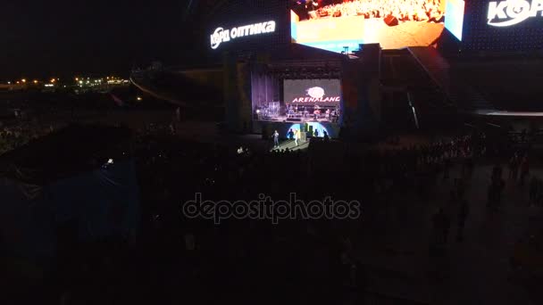 俄罗斯 2017年11月08日 Flycam 删除以上的音乐爱好者人群在节日舞台上对阵屏幕上的体育场墙在黑暗的夜晚11月08日在喀山 — 图库视频影像