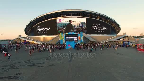 カザン タタールスタン共和国 ロシア連邦 2017 航空写真ビュー群衆腕時計音楽祭ステージで建物ファサードの大きなデジタル画面カザンの 日スタジアム — ストック動画