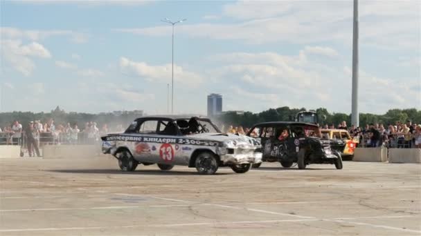 Kasan Tatarstan Russland 2017 Schwarze Und Graue Alte Zertrümmerte Autos — Stockvideo