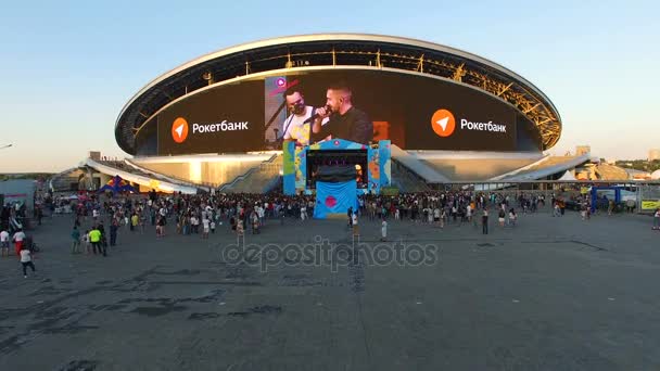 俄罗斯 2017年11月08日 无人机摄像机在广场上移动到大现代数字屏幕在体育场门面显示摇滚乐队反对日落天空11月08日在喀山 — 图库视频影像