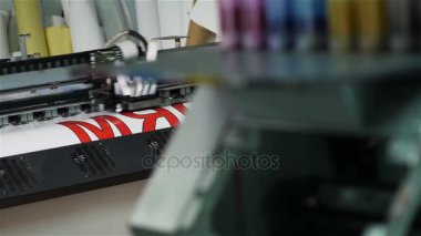 closeup yazdırma kafası bilgisayardan aktaran görüntü için geniş format beyaz afiş kağıt karşı rulo taşır