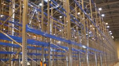 Kazan, Tataristan/Rusya - 25 Ekim 2017: Portre fotoğraf makinesi çok büyük boş depolama oda deneyimli işçi matkaplar üzerinde 25 Ekim kazan kullanarak yükleme geçmiş boyunca hareket eder