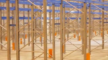 metal raflar depo mal depolamak için vasıflı işçi tarafından yüklenen çevresinde closeup kamera döner