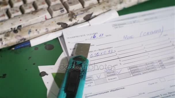 俄罗斯 2017年10月25日 特写键盘脏与油漆附近的文具刀在钢笔和完成的文件位于10月25日在喀山的办公桌上 — 图库视频影像
