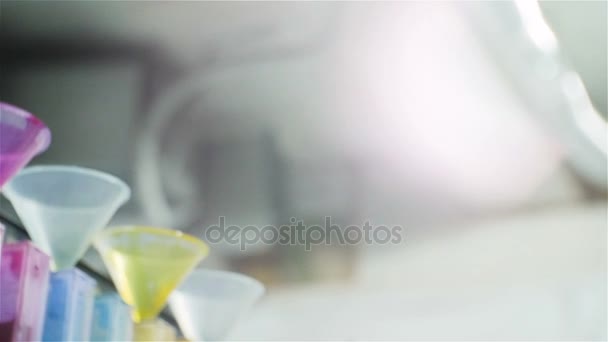 Tintas Coloridas Closeup Recipientes Plástico Transparente Com Cones Para Máquina — Vídeo de Stock