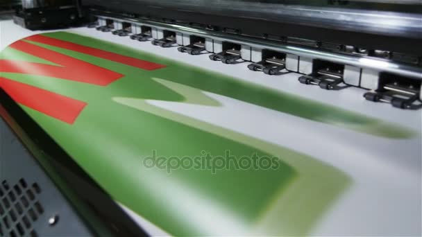 俄罗斯 2017年10月25日 特写现代工业打印机在10月25日在喀山的工作坊在白纸上制作整齐明亮的彩色图片 — 图库视频影像