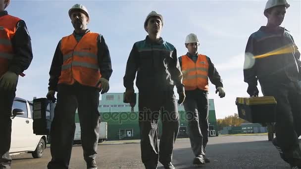 Kazan Tatarstán Rusia Octubre 2017 Trabajadores Cámara Lenta Cascos Con — Vídeos de Stock
