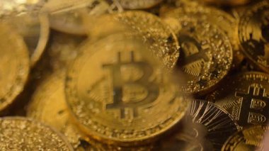 Makro görünümü büyüteç ile ışık karşı harika altın parlak bitcoin gerçek model yığın üzerinde