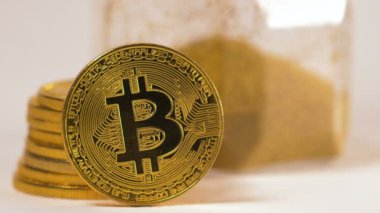 güzel portre sarı madeni para karşı kaburga üzerinde ünlü altın bitcoin gerçek model duruyor arka planda kazık.