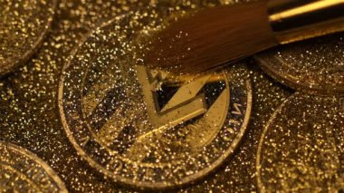 Makro fırça yavaşça yeni dijital para çizgili model parlak ışıkta altın toz m logolu temizler