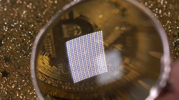 Makro Mince Pod Lupou Patří Kryptoměn Bitcoin Prezentaci Jednoduše Záznam — Stock video