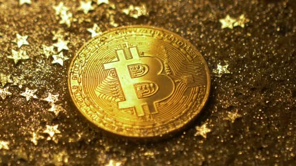 Macro Réflexion Lumière Sur Modèle Bitcoin Réel Appartenant Monnaie Stockée — Video