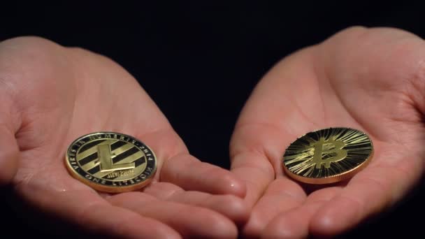 Nahaufnahme Kamera Zeigt Handflächen Mit Bitcoin Und Litecin Goldmünzen Vor — Stockvideo