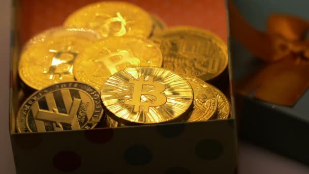 Closeup Paprsků Pohybuje Nad Pěkný Dárek Box Zlatý Přívěsek Bitcoin — Stock video