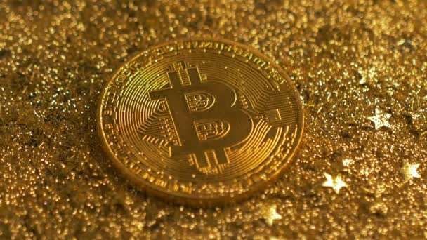 Gyllene Makromodell Omgiven Glänsande Gnistrar Och Gjort Betalning System Bitcoin — Stockvideo