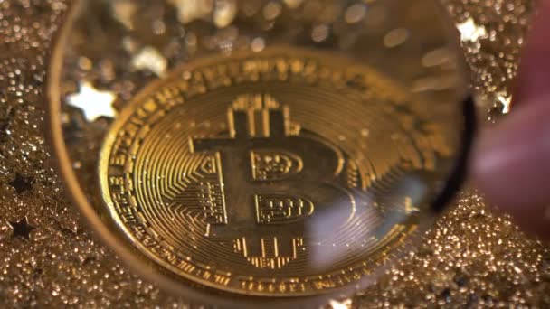 Närbild Utsikt Genom Små Förstoringsglas Kryptovaluta Bitcoin Ljusa Modell Med — Stockvideo