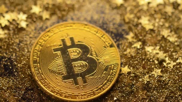 マクロの人気のある壮大な Cryptocurrency Bitcoin Litecoin 本物のモデルは黄金の輝きに倒れてください — ストック動画