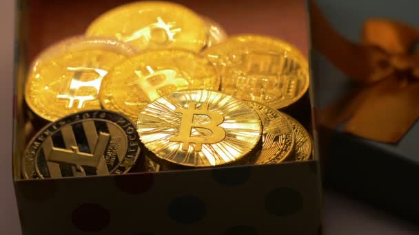 Closeup Lichtstraal Beweegt Boven Open Geschenkdoos Met Sprankelende Cryptocurrency Echte — Stockvideo