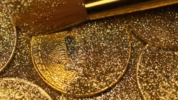 宏毛刷清除美丽的比特币真实的模型覆盖着闪耀的金色沙滩光 — 图库视频影像