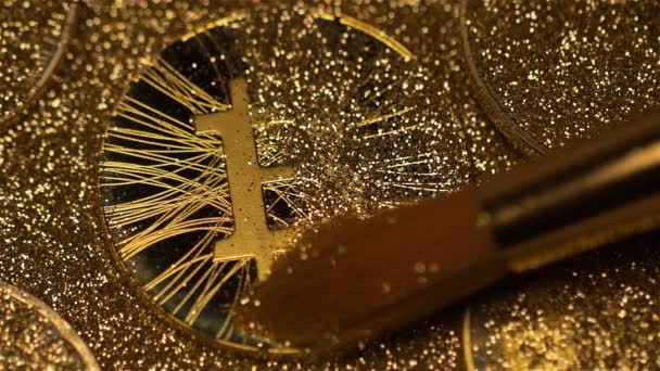 Macro Escova Macia Limpa Suavemente Areia Dourada Belo Modelo Bitcoin — Vídeo de Stock