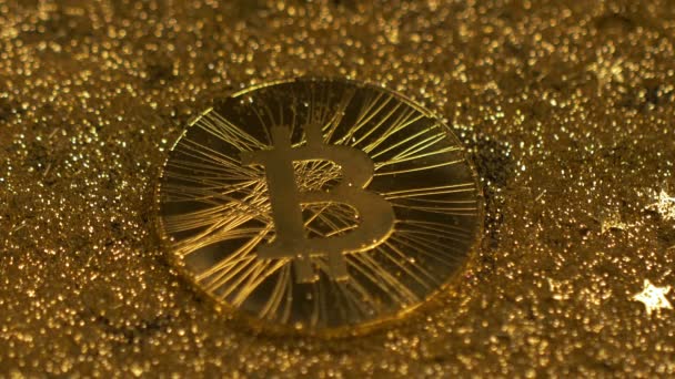 Macro Brilhante Raio Luz Move Acima Modelo Criptomoeda Bitcoin Dourado — Vídeo de Stock