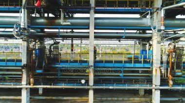 Havadan görünümü alt çapraz platform altında gaz ve petrol rafineri tesisi büyük boru boyunca ceset torbası yürüyüşleri ile üniformalı