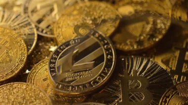 Makro kişi çevrimdışı hesaplamalar için sanal para birimi olarak yapılan litecoins yukarıda Büyüteç taşır