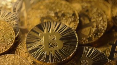 Makro görünümü büyüteç ile büyük köpüklü bitcoin gerçek model yığın üzerinde altın tozu ile kaplı